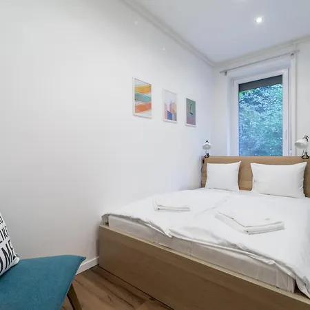 Bpr Oaktree With Small Garden * Budapest